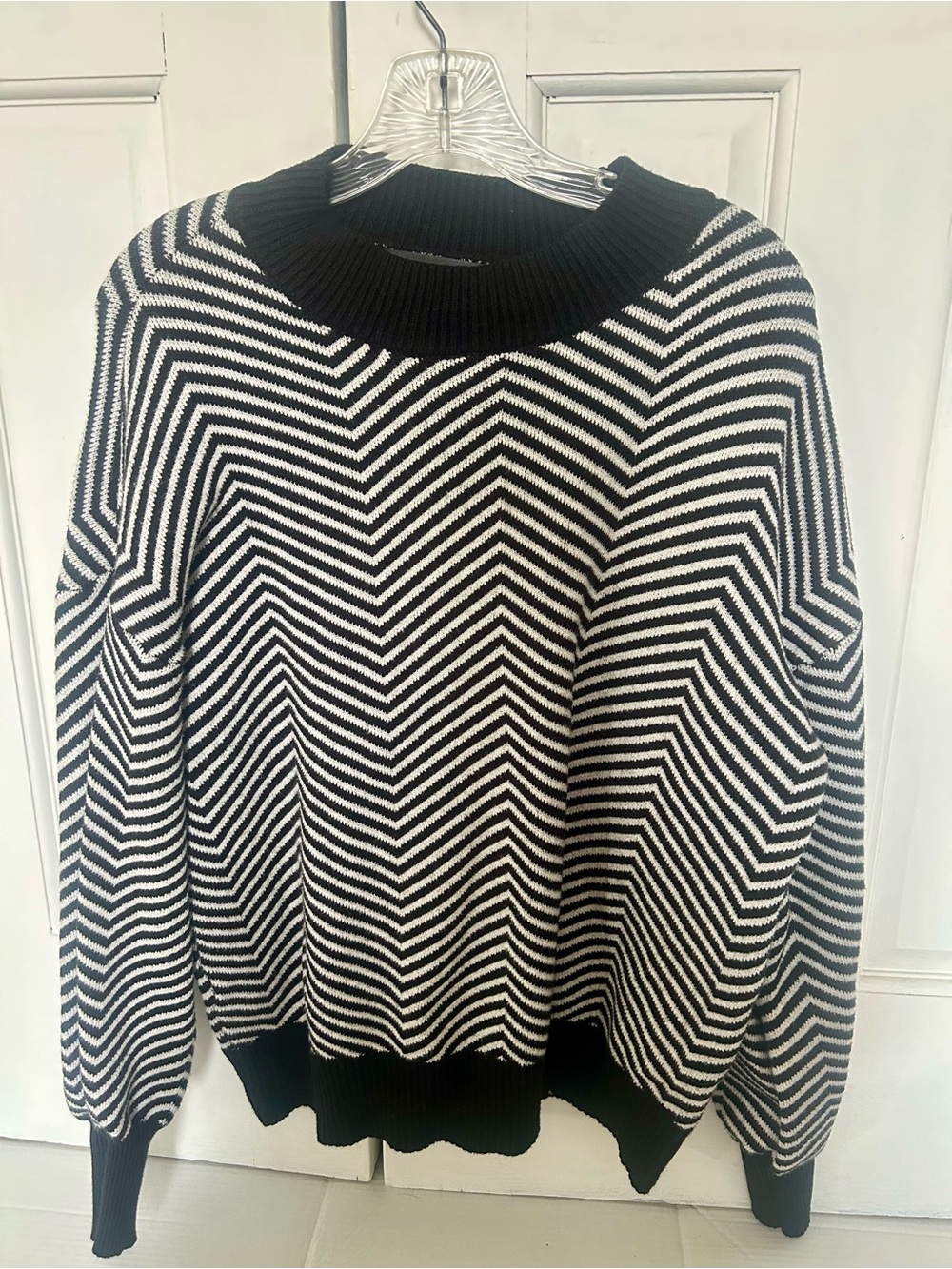 Zesica Women's Black & White Chevron Crewneck Sweater